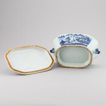 A blue and white tureen with cover, Qing dynasty, 19th Century.