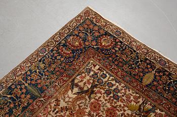 A carpet, a semi-antique Tabriz, ca 297,5 x 224 cm.
