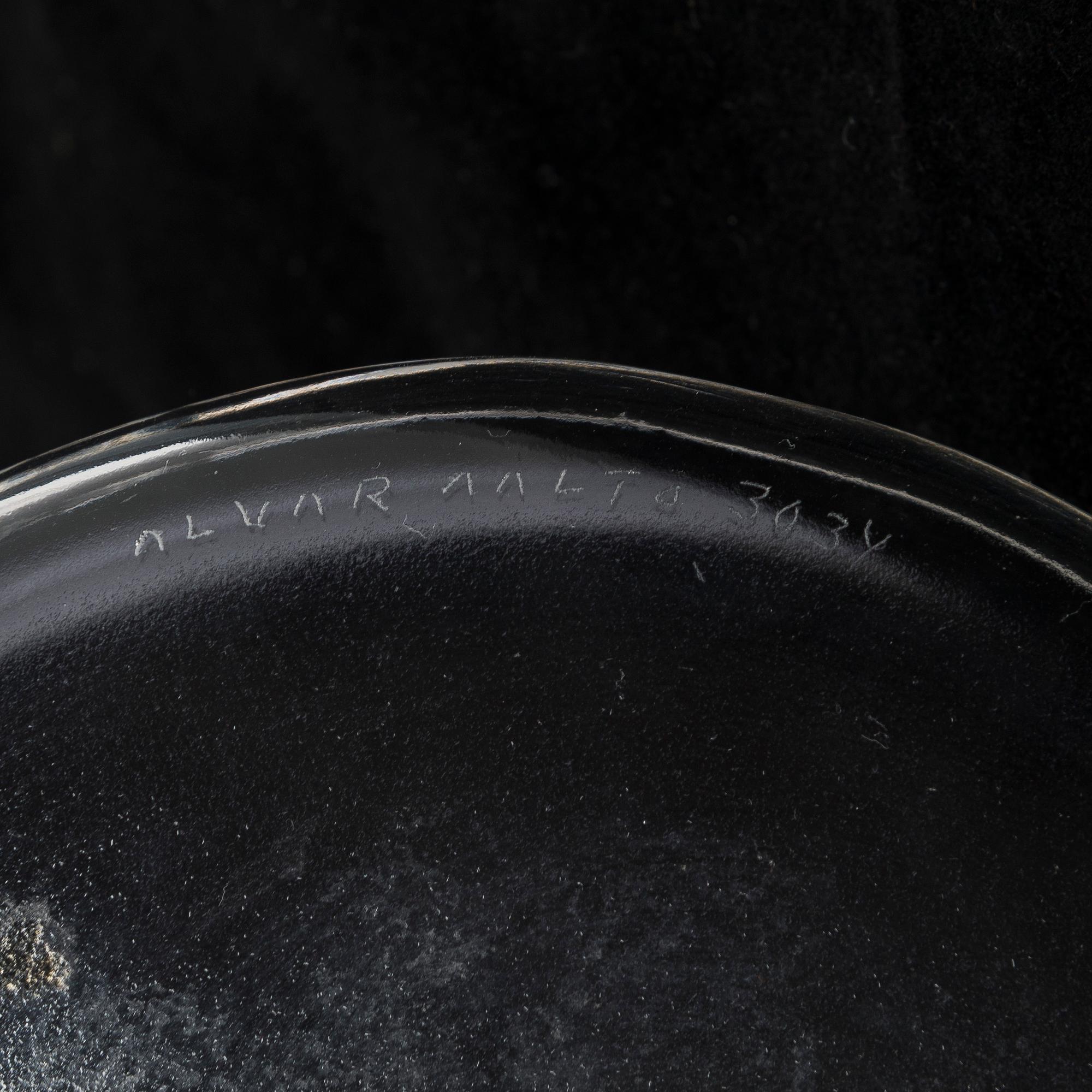 Alvar Aalto, a '3034' dish signed Alvar Aalto 3034. Manufactured by Iittala early 1960s.