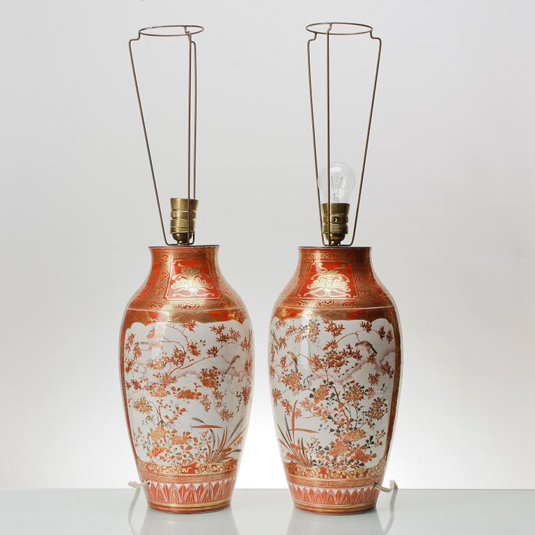 BORDSLAMPOR, ett par, porslin, Satsuma, Japan, 1900-tal.