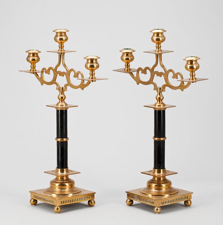 KANDELABRAR, ett par, mässing och svärtat trä, Torshammars bruk, 1900-tal.