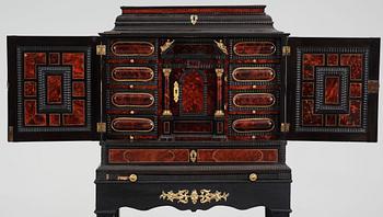 KABINETTSKÅP, barockstil, 1800-talets slut.