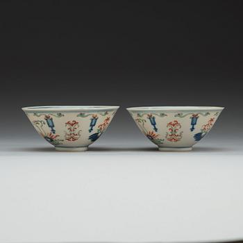 Two wucai bowls, Qing dynasty (1644-1912) with Yongzhengs six charcter mark.