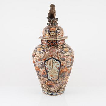 A lidded Imari urn, Japan, Meiji (1868-1912).