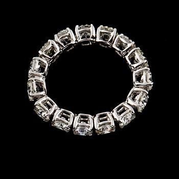 RING, 18k vitguld med briljantslipade diamanter, 4.15 ct. Vikt 4,5 g.