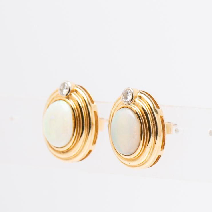 Earrings, 18k gold with opals and brilliant-cut diamonds.
