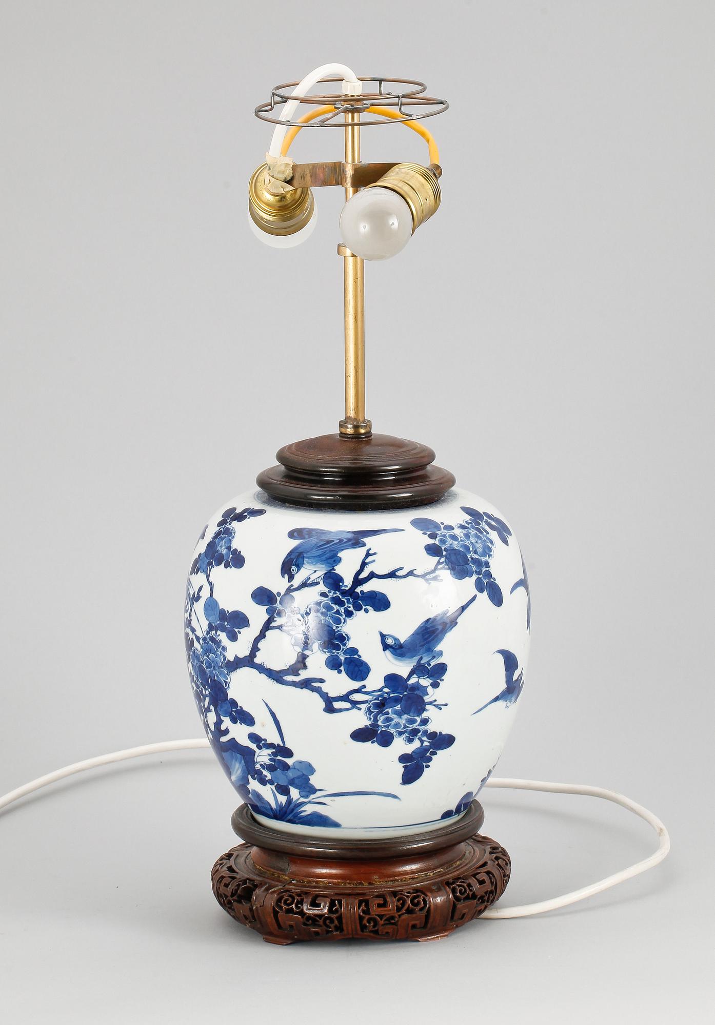 BORDSLAMPA, porslin, Kina, 1900-tal.