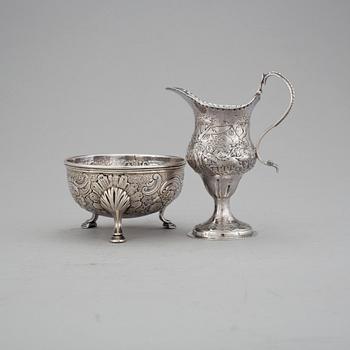 GRÄDDKANNA samt SOCKERSKÅL, silver, England, sannolikt 1700-tal. Vikt ca 240 g.