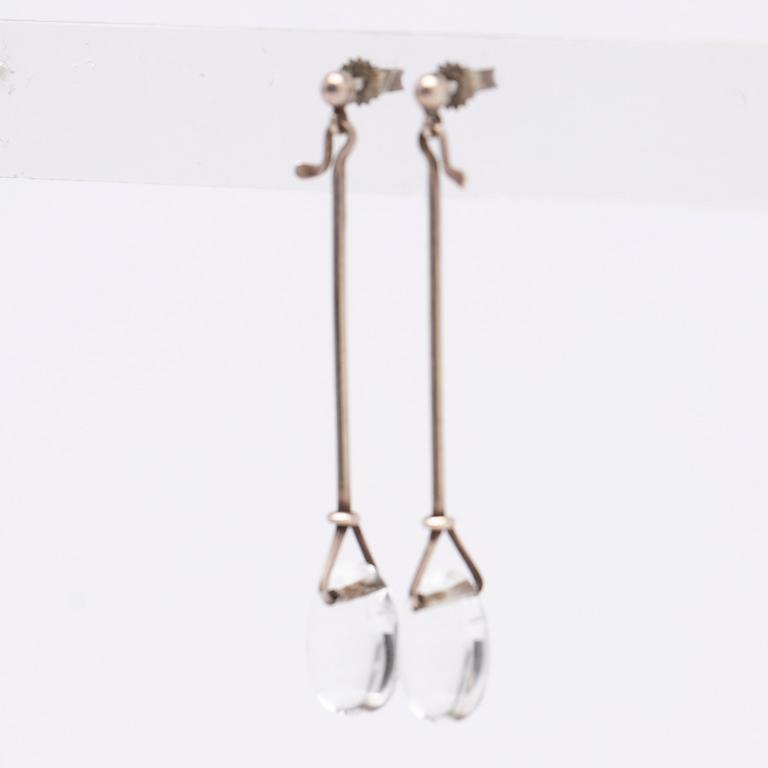 Vivianna Torun Bülow-Hübe, örhängen "Dew-drops", silver och bergkristall för Georg Jensen.