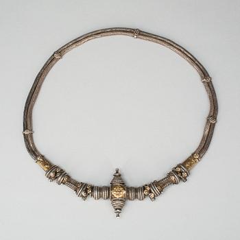 HALSBAND, delvis silver. Orientaliskt. Omkring 1900. Vikt tot  ca 316 g.