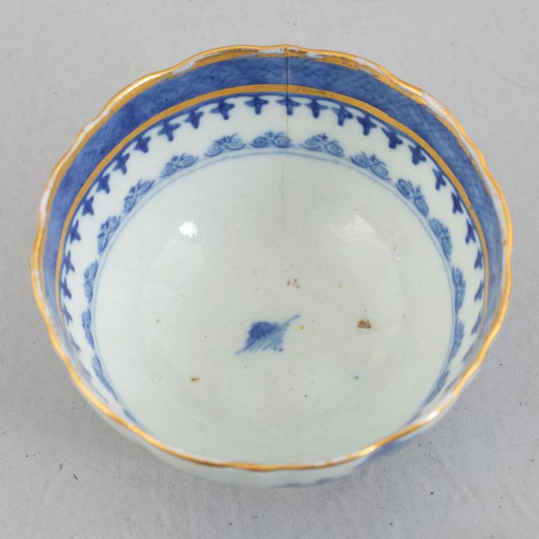 A set of twelve blue and white export porcelain cups, China, Qingdynaty, around 1800.