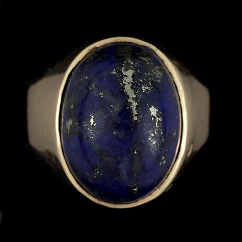 RING, 18k guld och cabochon slipad lapis lazuli 1957. Vikt ca 6,5 gram.