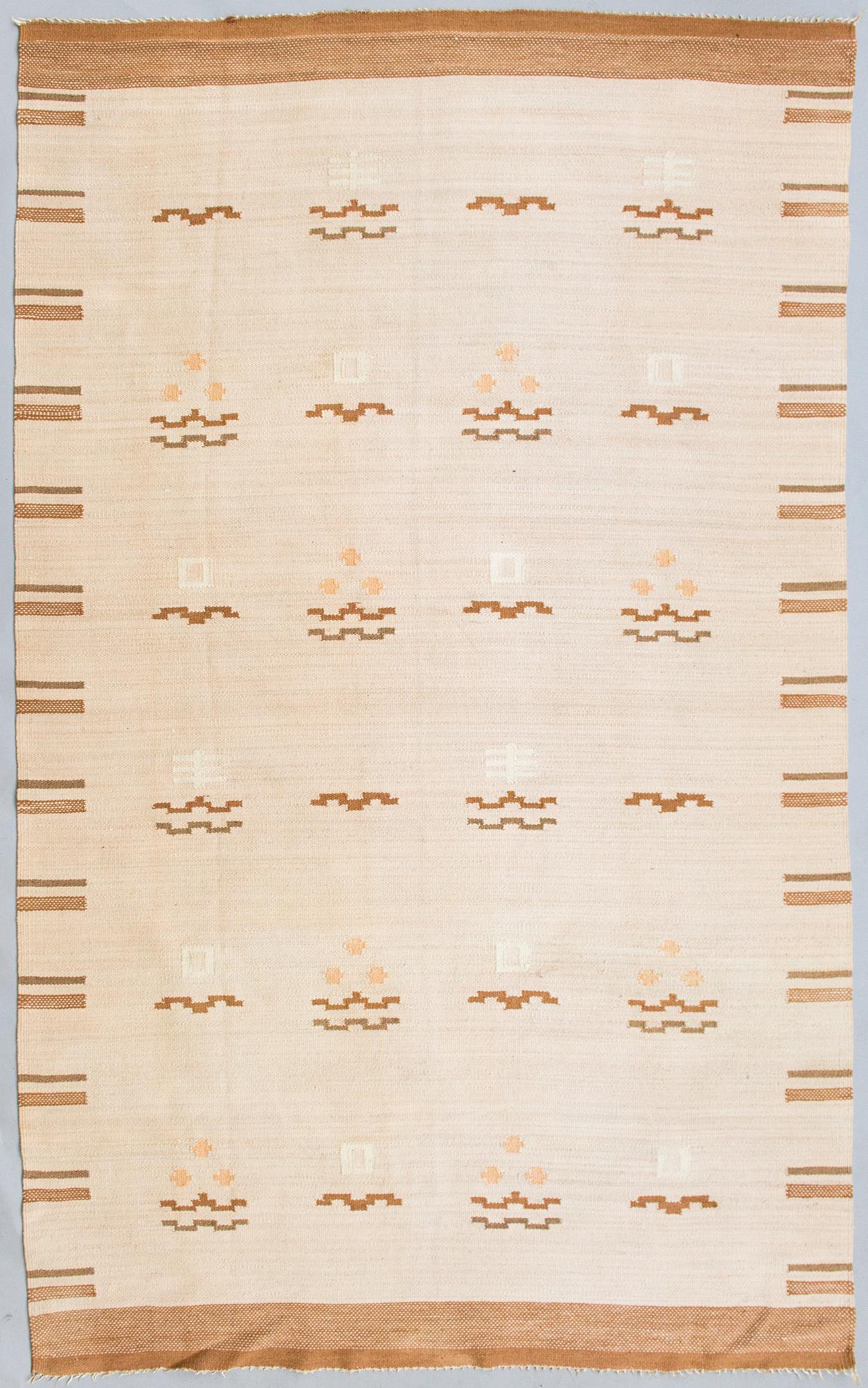 A 1930s Finnish flat weave carpet. Circa 310x195 cm.