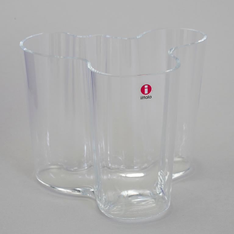 ALVAR AALTO, "Savoy", vaser, 3 st, Iittala, en numrerad och daterad 1995.