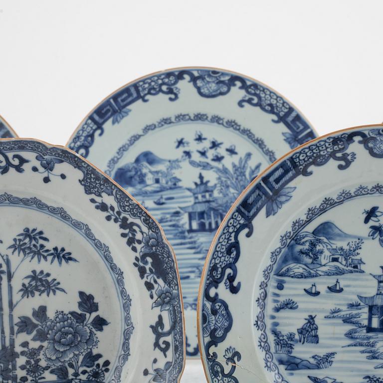 Tallrikar, sex stycken samt assietter, två stycken, porslin, Kina, Qingdynastin, 1700- och 1800-tal.