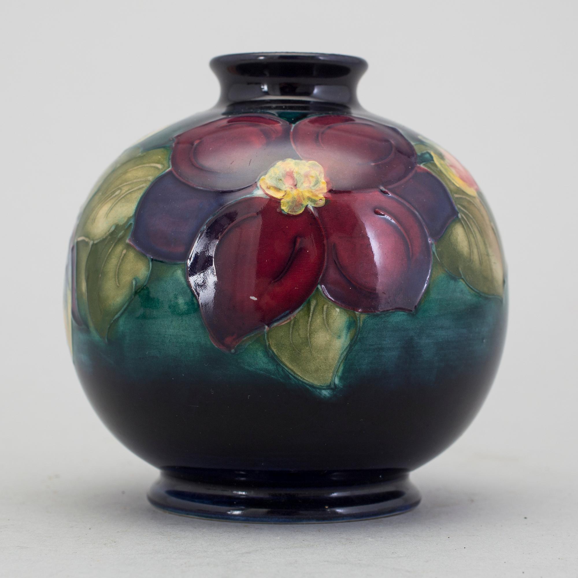 An Englisch Moorcroft pottery vase