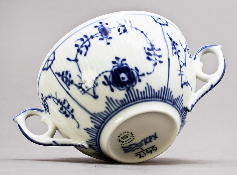 SERVISDELAR, 43 st, porslin, "Musselmalet", Royal Copenhagen.