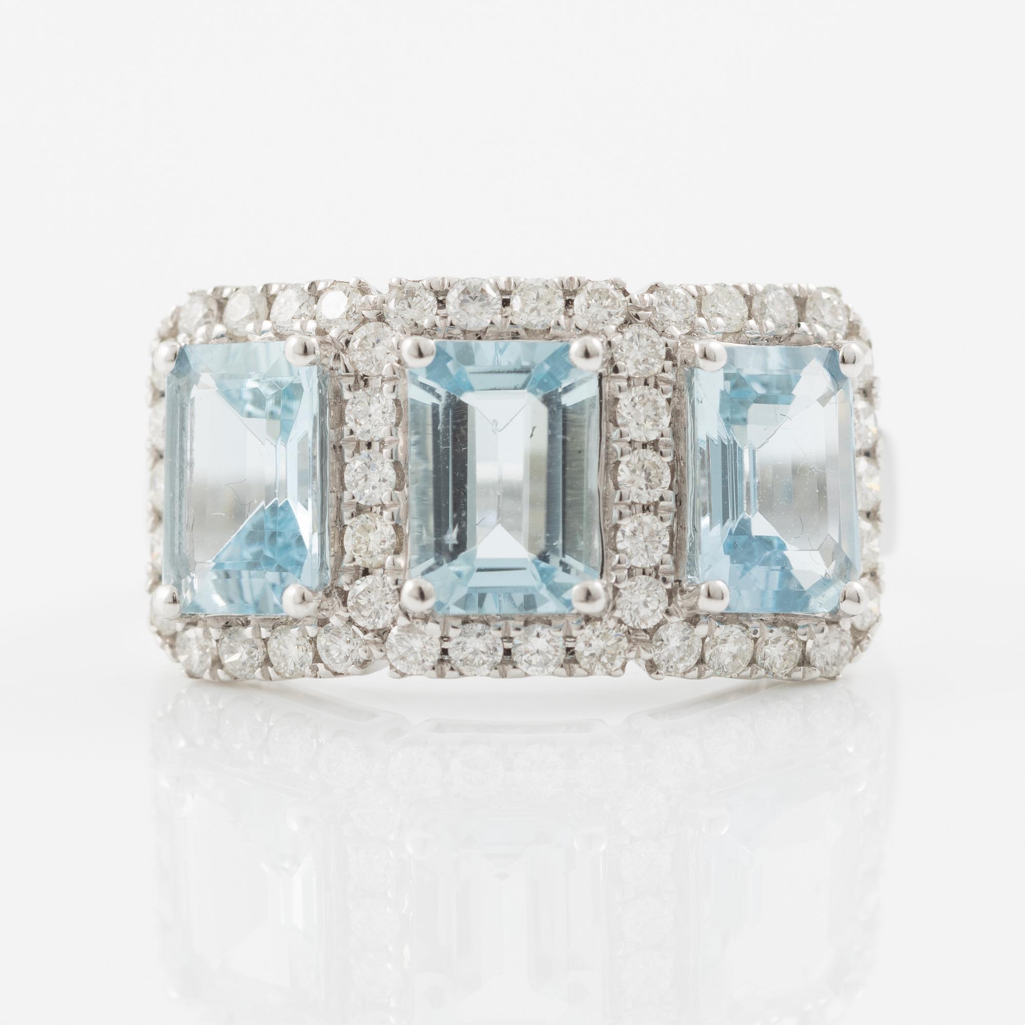 Ring in 18K white gold with three aquamarines and brilliant-cut diamonds.