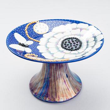 Birger Kaipiainen, A footed ceramic plate. Signed Birger Kaipiainen, Arabia Finland.