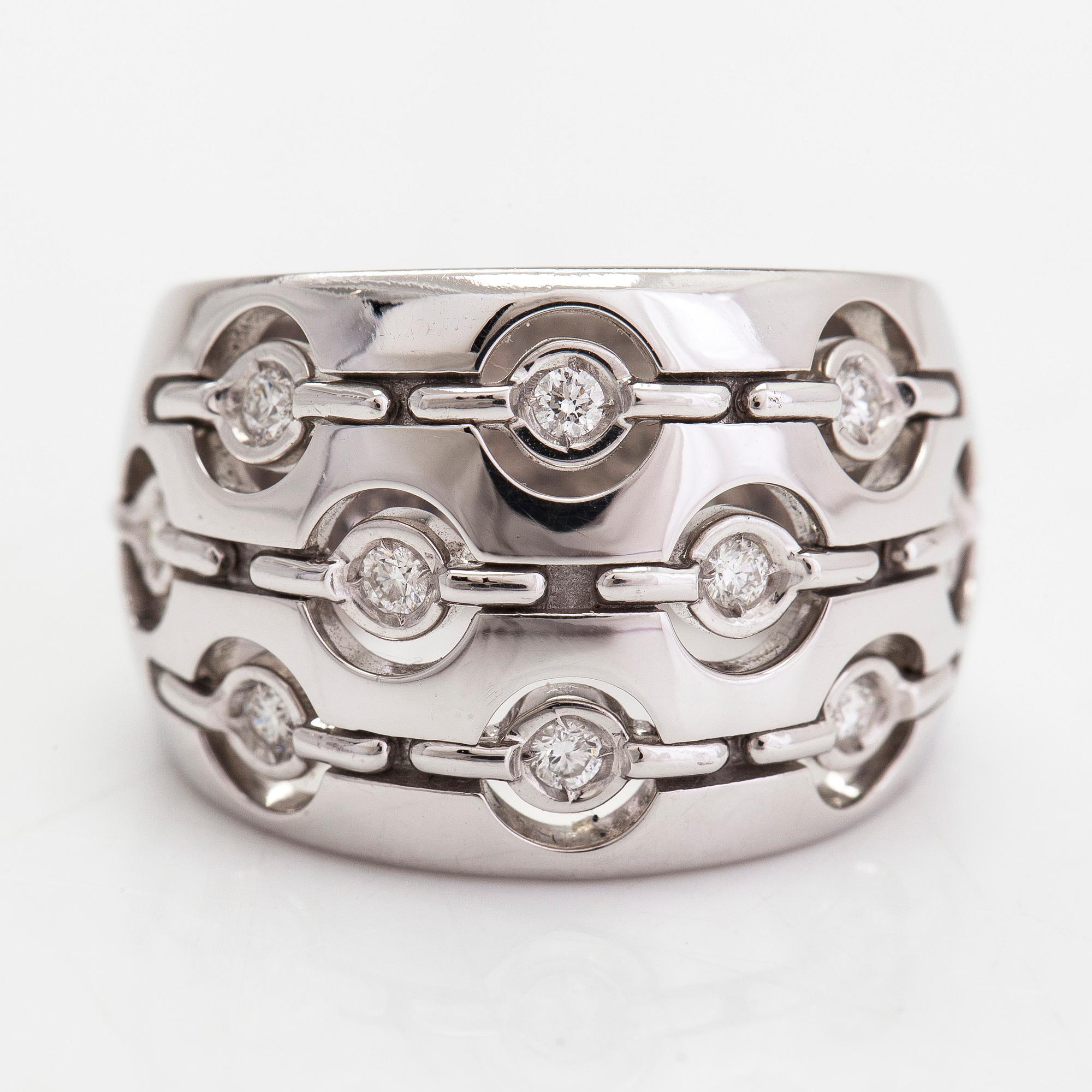 An 18K white gold ring, diamonds totalling approx. 0.21 ct, Italy.