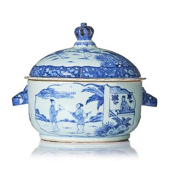 1327. A blue and white tureen with cover, Qing dynasty, 18th century.