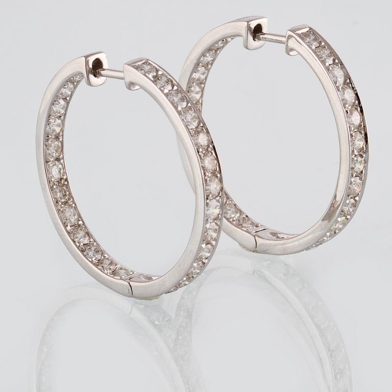 ÖRHÄNGEN, 18K vitguld med 52 briljantslipade diamanter ca 2,6 ct. Vikt 11,3 gram.