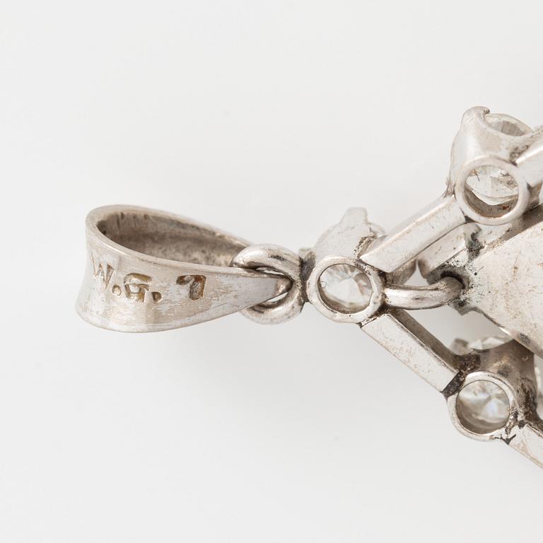 Hänge, vitguld med opal och briljantslipade diamanter.