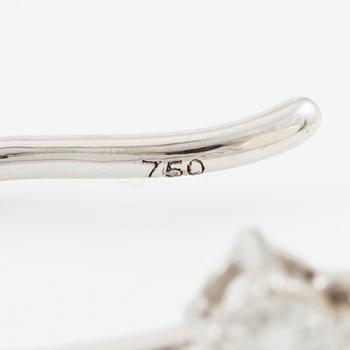 Earrings 18K white gold with cultured pearls and brilliant-cut diamonds.