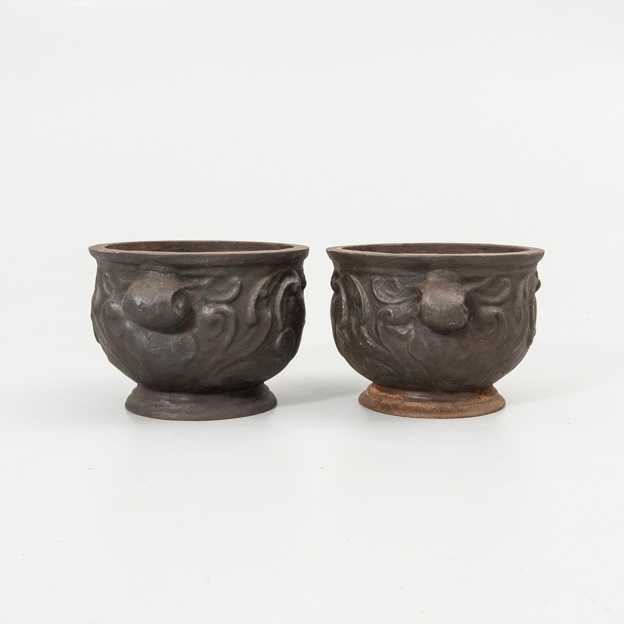 Garden urns, a pair, cast iron, “Baroque Urn”, Näfveqvarns Bruk, 20th century.