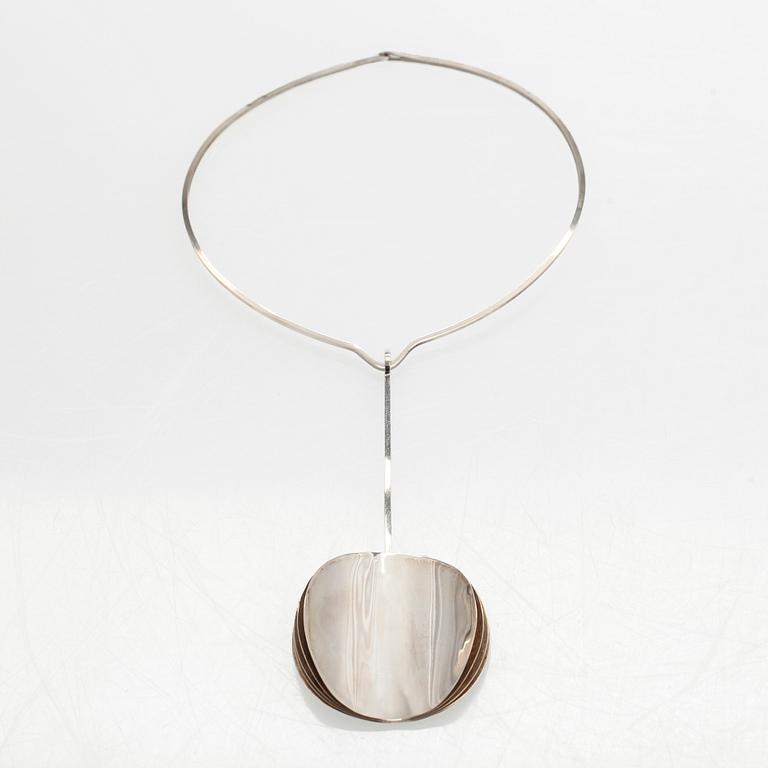 Mirjam Salminen, halssmycke, silver, Kaunis Koru, Helsingfors 1972.