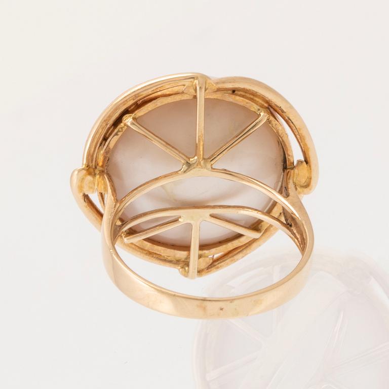 Ring 14K guld med en odlad mabépärla.
