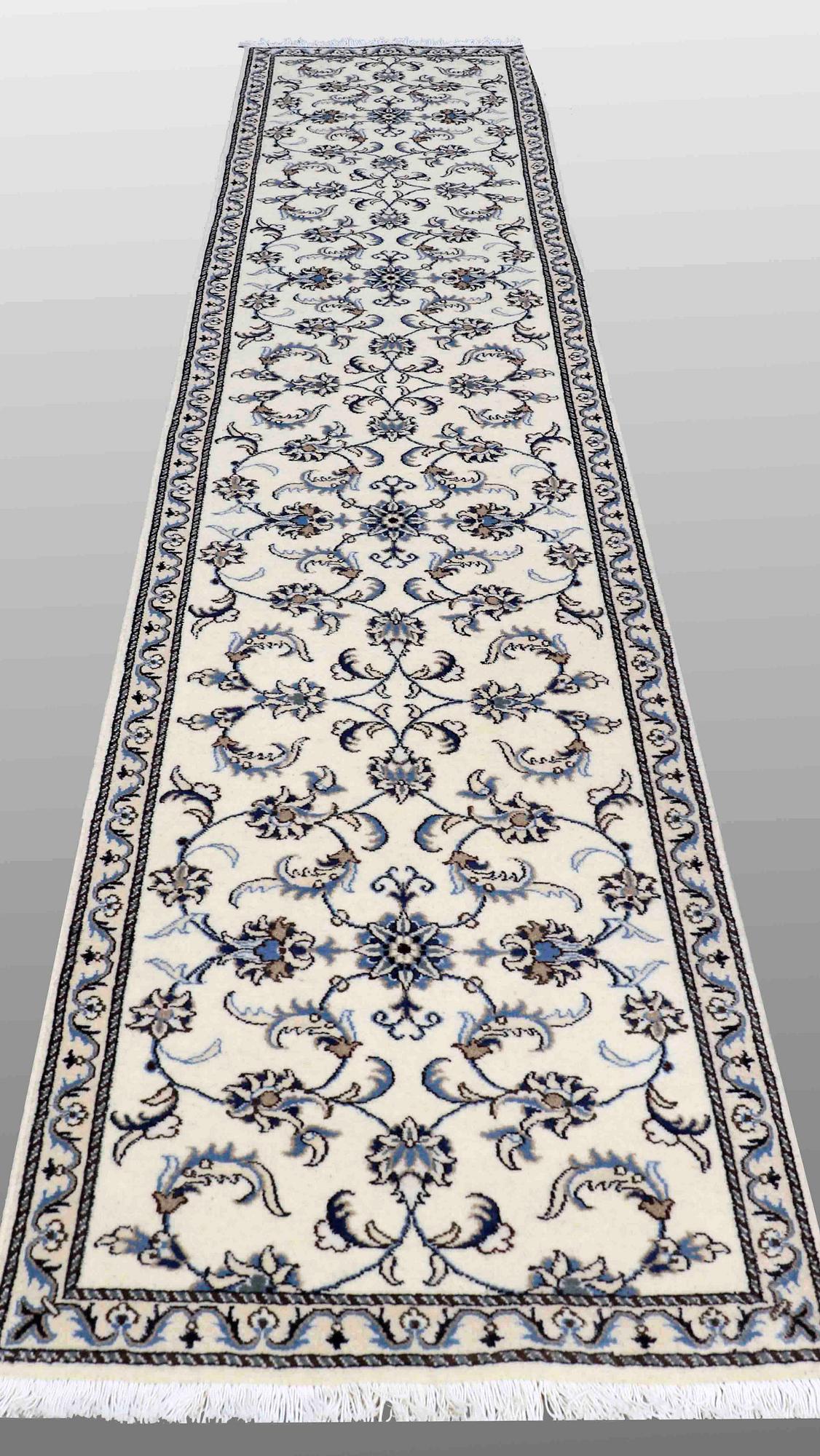 A runner, Nain, ca 383 x 75 cm.