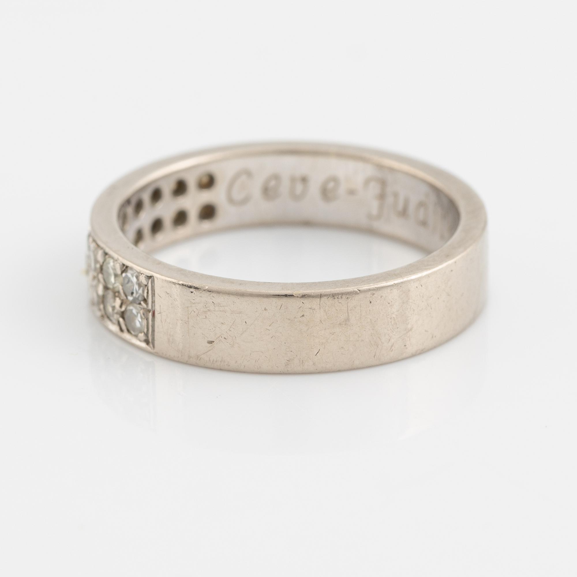 Ring, halvallians, två rader med briljant-och åttkantslipade diamanter.