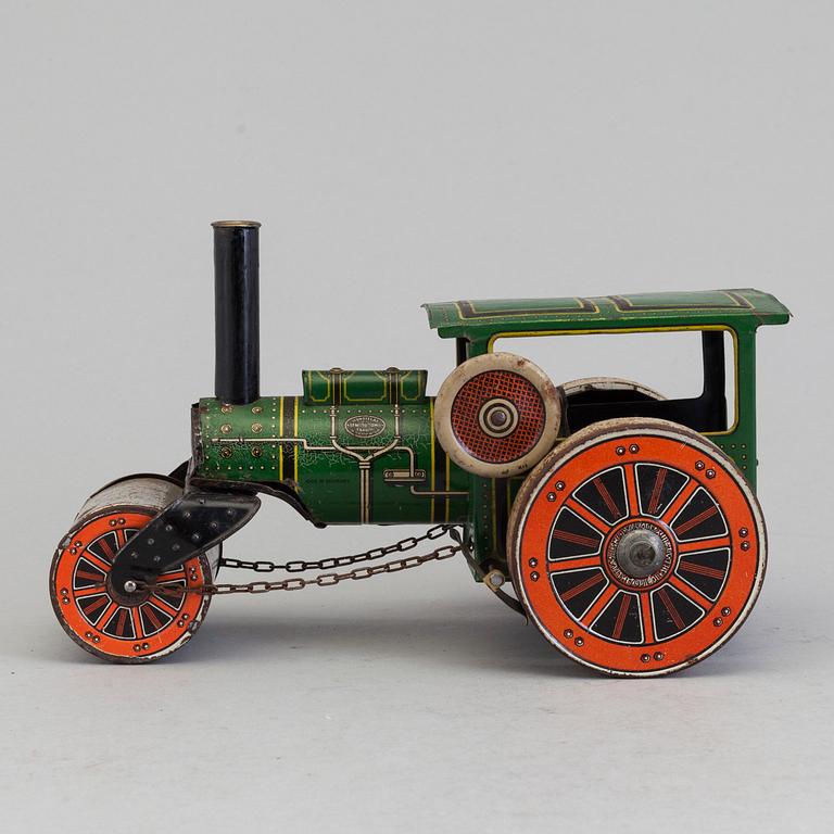 A TIN TOY STEAM ENGINE, Germany, first half of the 20th century.