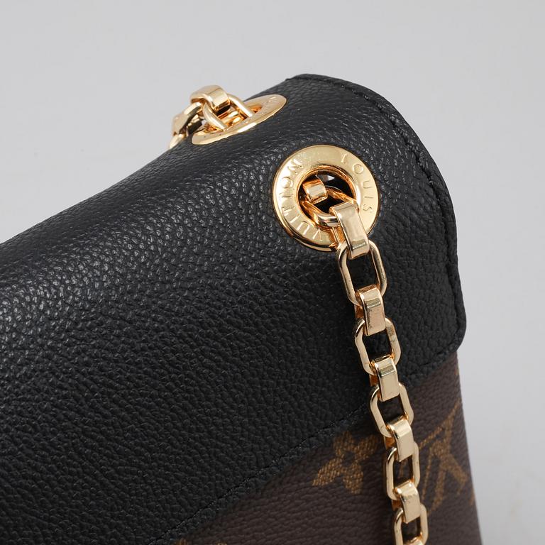 a "Pallas Chain" bag.