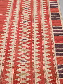 Barbro Nilsson, Matto, "Salerno röd", flat weave, ca 387-390,5 x 257,5-266 cm, signed AB MMF BN.