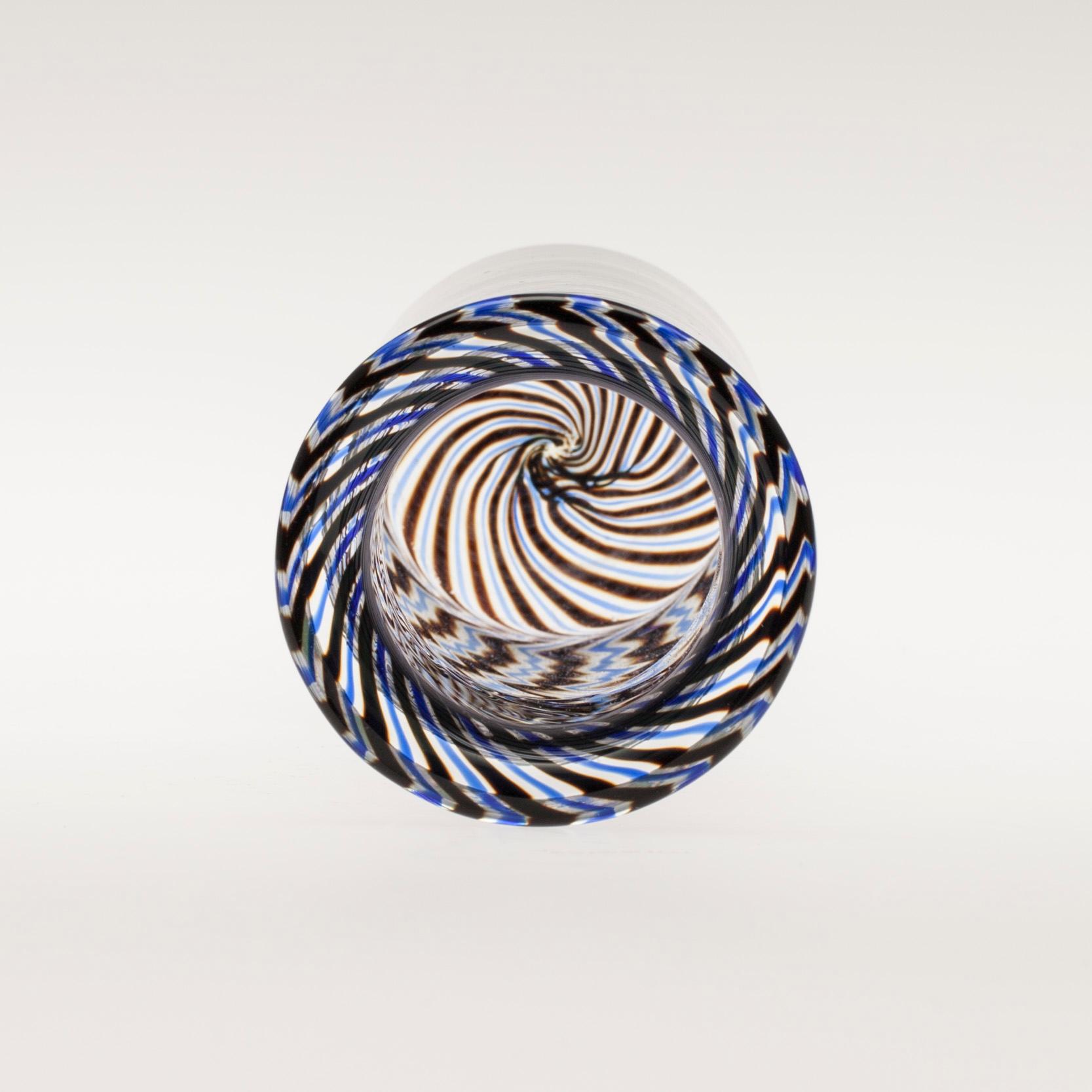 VAS, filigranglas, signerad Kerttu Nurminen, Nuutajärvi. Pro Arte, Iittala.