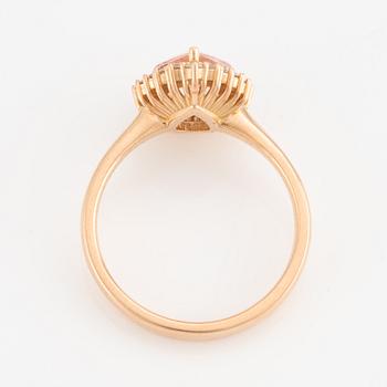 Ring in 18K gold with a pear-shaped morganite and round brilliant-cut diamonds.