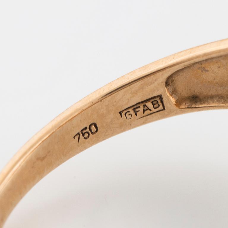 A single cut diamond ring.