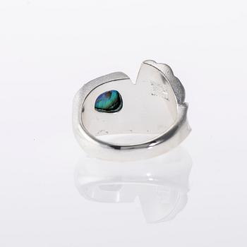 RING, "Nautilus" sterling silver, pärlemor, Zoltan Popovitz Lapponia 2011. Vikt 12,3 g.