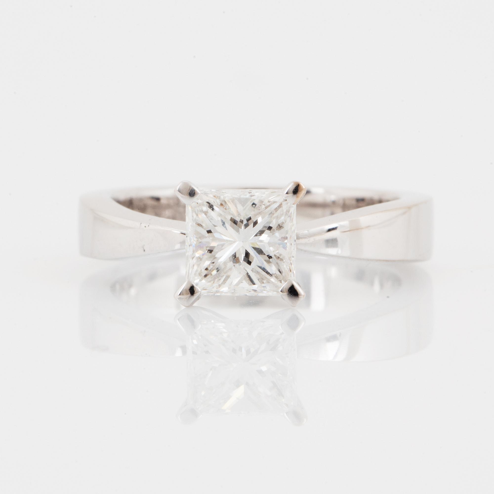 RING vitguld med princesslipad diamant 0.77 ct med certifikat.