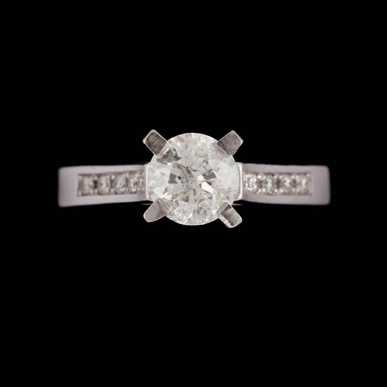 RING, 14k vitguld med 11 briljantslipade diamanter, tot ca 0.90 ct. Vikt 4 g.