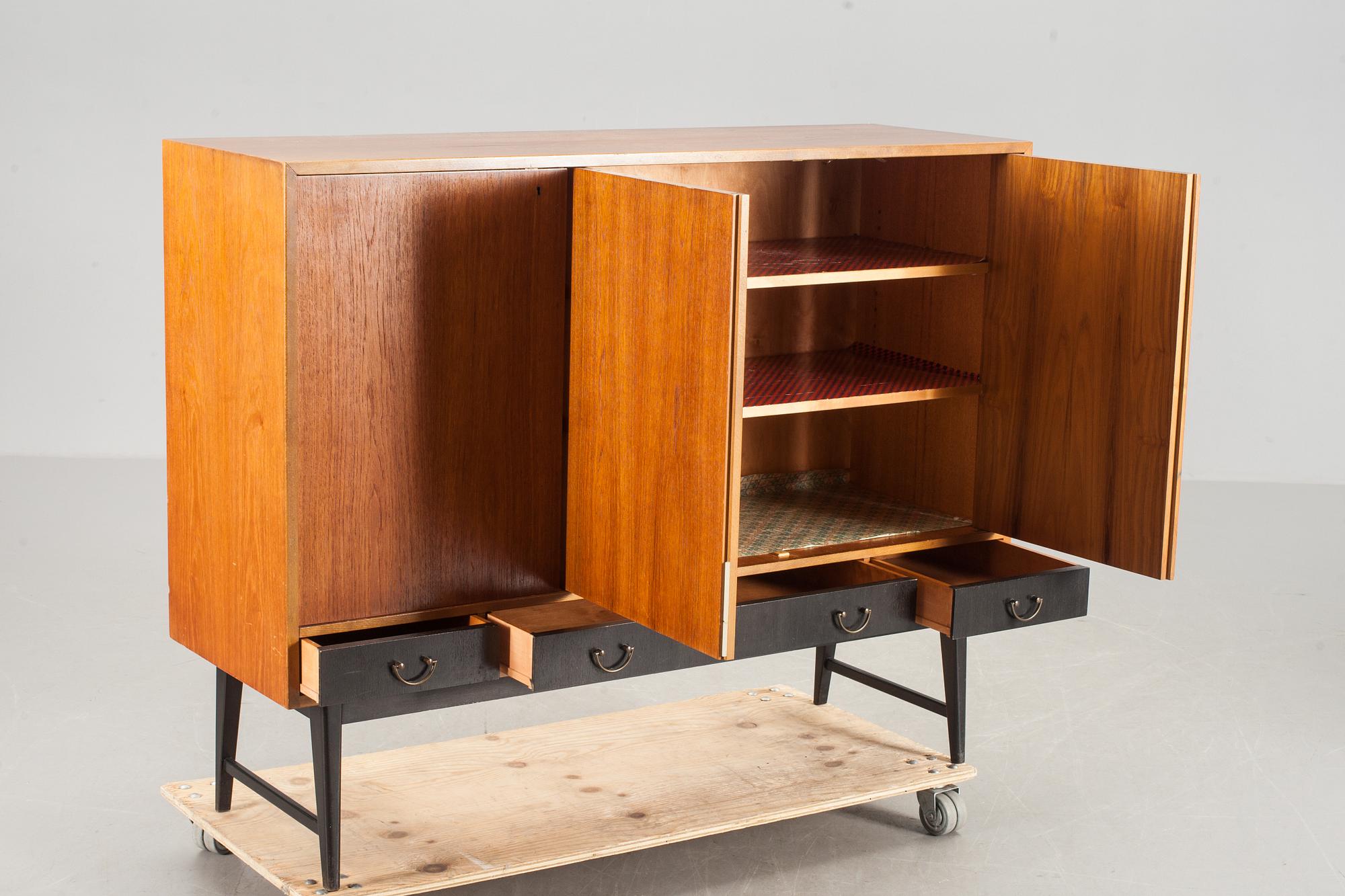 SIDEBOARD, 1900-talets mitt.