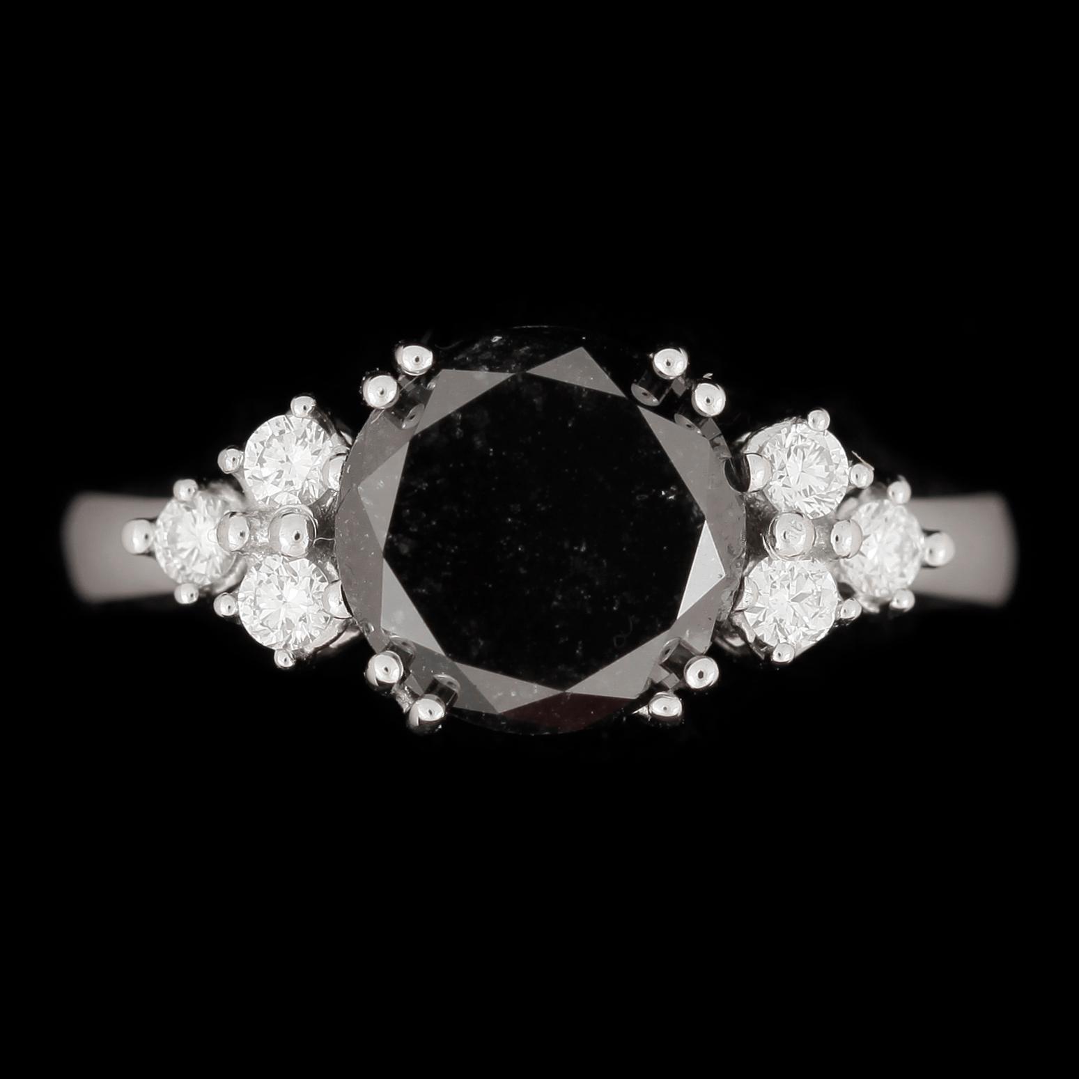 RING, 18k vitguld med briljantslipad färgad svart diamant ca 3,00 ct samt 6 st diamanter tot ca 0,20 ct. Vikt ca 6,55 g.