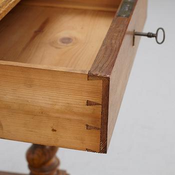 Skåp, delvis 1700-tal.