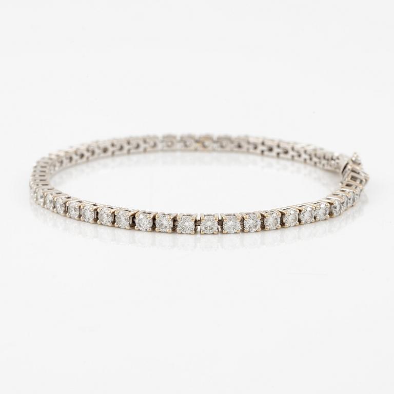 Tennis bracelet 18K white gold with round brilliant-cut diamonds.