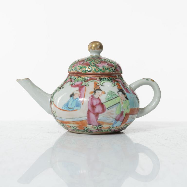 A set of fourteen Chinese porcelain pieces, Qing dynasty, 18th-19th Century.