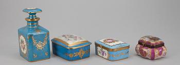 FLASKA samt ASKAR, 3 st, porslin, rokokostil, möjligen Frankrike 1900-tal.