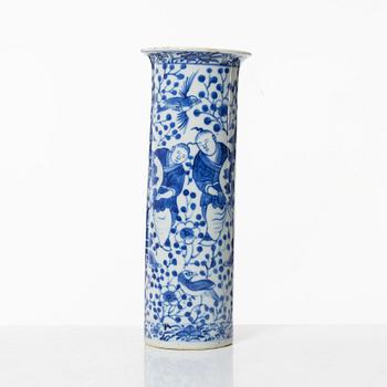 A Chinese blue and white porcelaine vase, late Qing/first part of the 20th century.