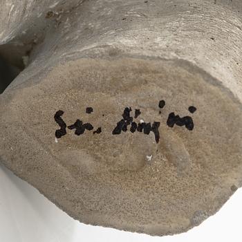 Sini Majuri, skulptur, "Crocodile's tear", signerad Sini Majuri, Suomenlinna 2022.